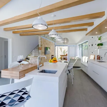 Stone Pearl - Two Bedroom House With Pool * Sutivan