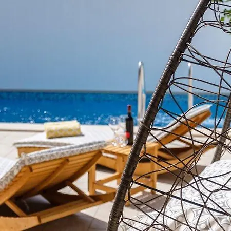 Stone Pearl - Two Bedroom House With Pool Sutivan