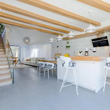 Stone Pearl - Two Bedroom House With Pool * Sutivan