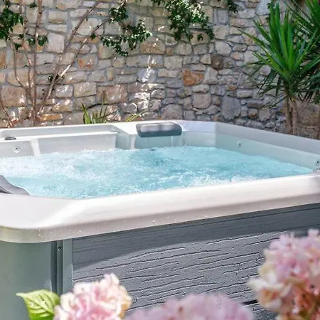 Stone Pearl - Two Bedroom House With Pool