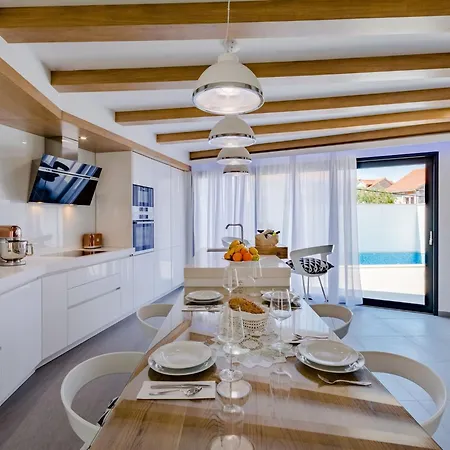 Stone Pearl - Two Bedroom House With Pool *