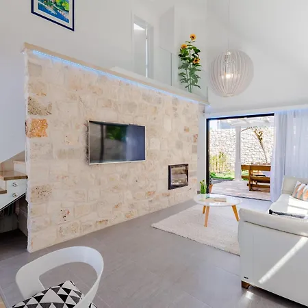 Stone Pearl - Two Bedroom House With Pool *