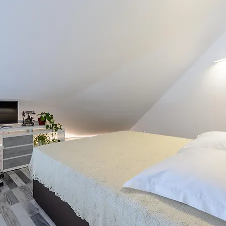 Stone Pearl - Two Bedroom House With Pool Sutivan