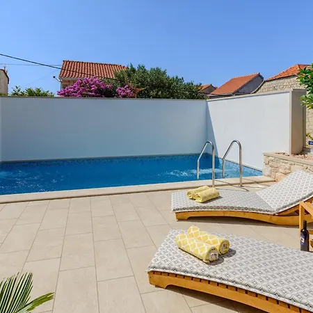 Stone Pearl - Two Bedroom House With Pool * Sutivan