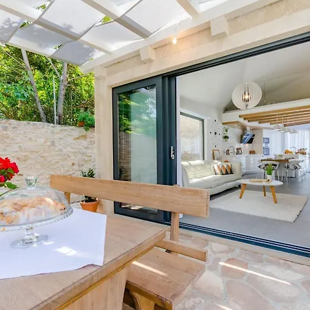 Stone Pearl - Two Bedroom House With Pool Sutivan