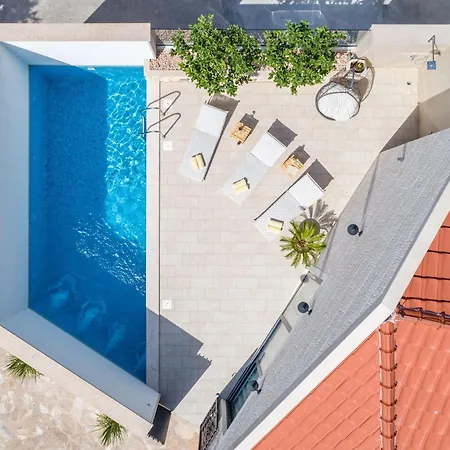 Stone Pearl - Two Bedroom House With Pool *