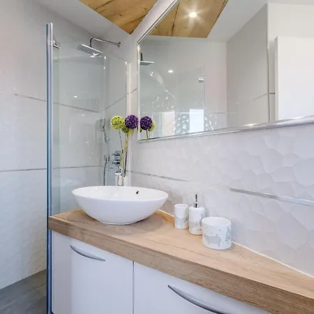 Stone Pearl - Two Bedroom House With Pool Sutivan