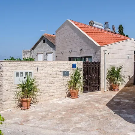 Stone Pearl - Two Bedroom House With Pool * Sutivan