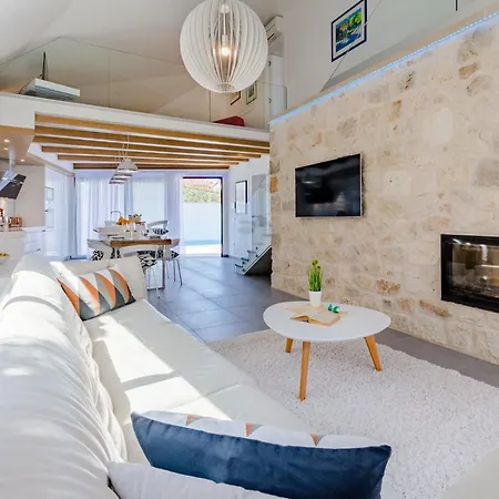 Stone Pearl - Two Bedroom House With Pool *