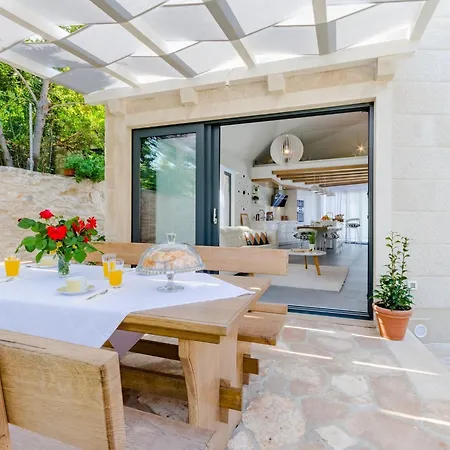 Stone Pearl - Two Bedroom House With Pool Sutivan