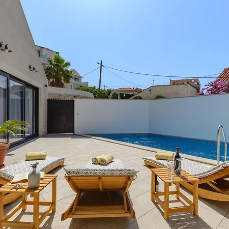 Stone Pearl - Two Bedroom House With Pool